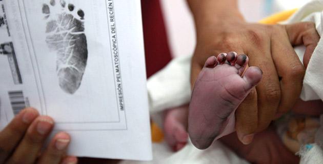 Huellas de recién nacidos fotografías e imágenes de alta